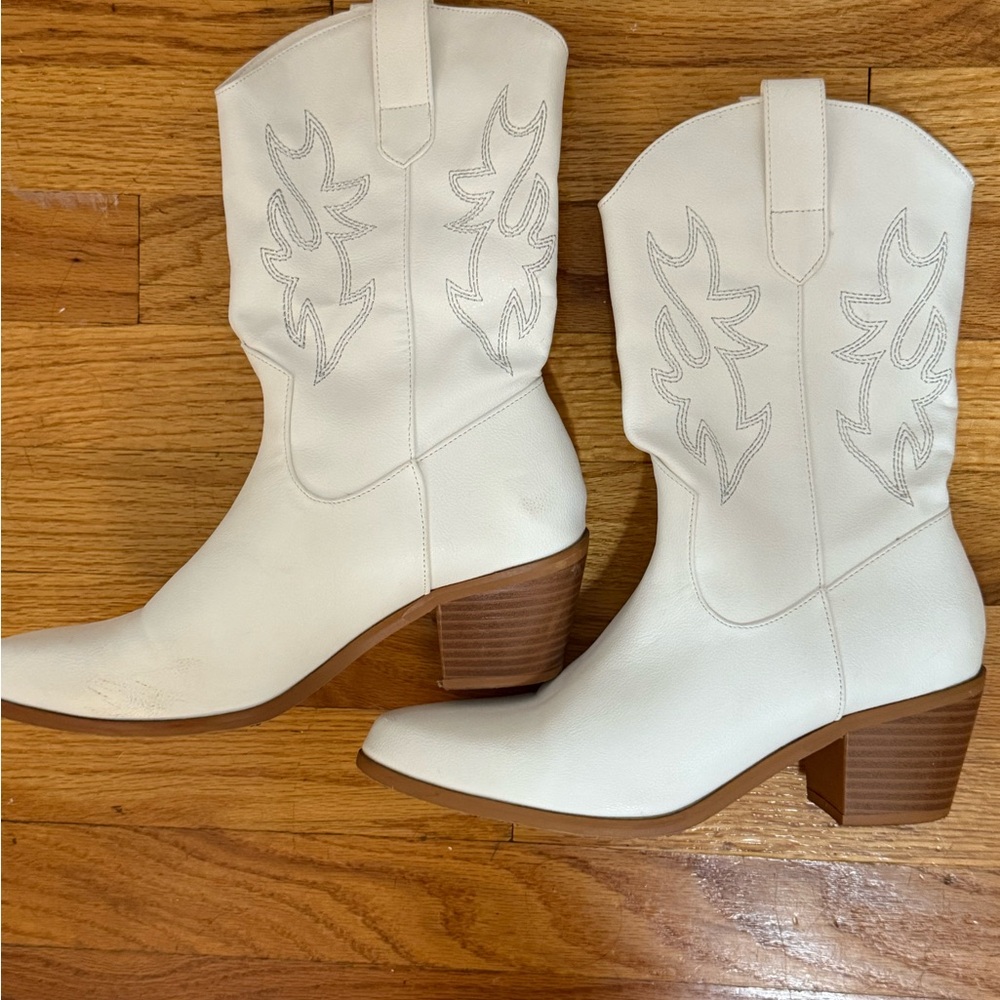 Low heeled white cowboy boots - size 8